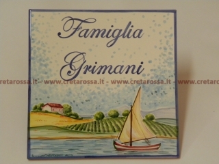 cod.art: nc118 - Mattonella in ceramica cm 20x20 con decoro barca a vela e scritta personalizzata. 